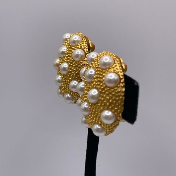 Vintage gold tone faux pearl clip on button style earrings - Picture 5 of 7